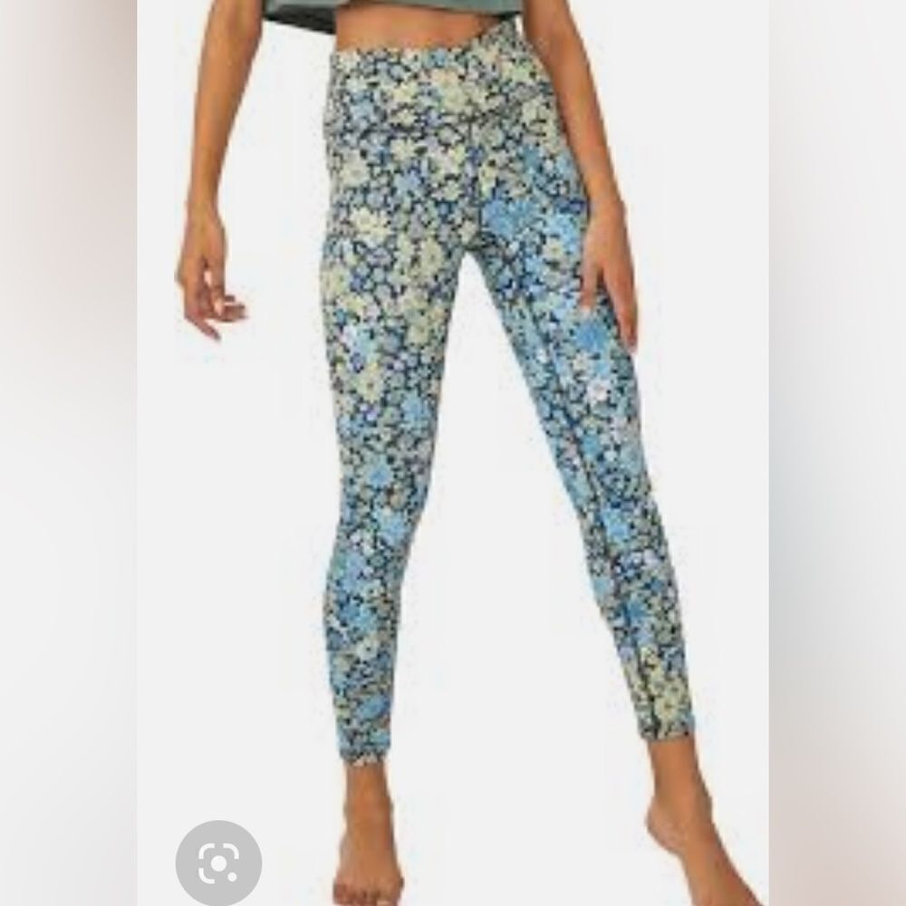 New FREE PEOPLE MOVEMENT
FP Floral Flower Daisy Navy yellow size M